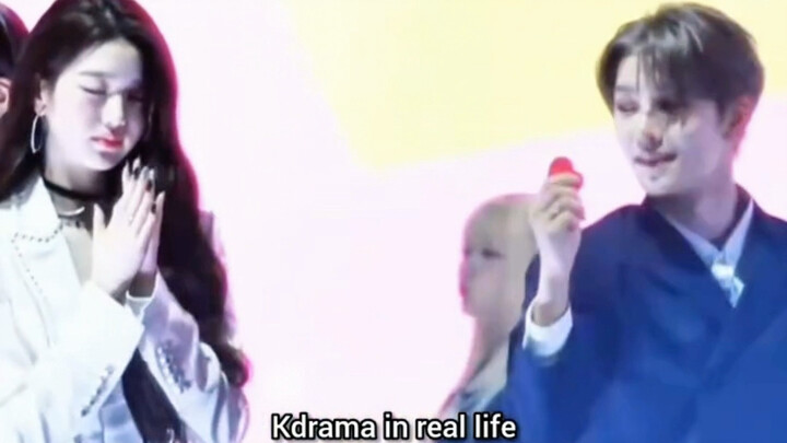 Jang Won-young and a male idol suddenly staged a dramatic scene.