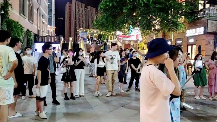 ร้องเพลง “ไม่มีเรื่อง意外” ของคุนคุนบนท้องถนน ทำไมมีคนมารวมตัวดูขนาดนี้นะ???