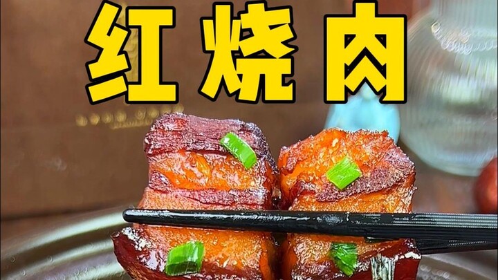 إذا حبيت تطبخ لحم البقر المطهو بالصوص الأحمر، اعمله زي ما أعمله أنا: لونه أحمر زاهٍ، دسم بلا دسامة.