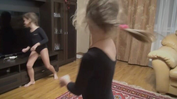 Новые гимнастические упражнения. Челлендж: соревнования между сестрами (заодно можно побаловаться)