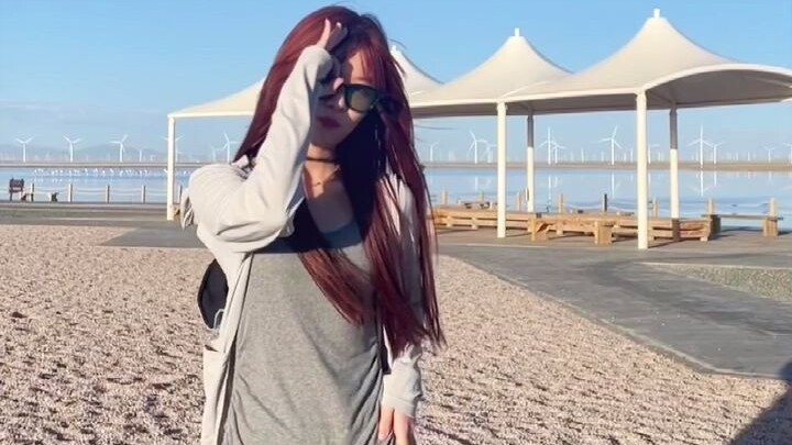 The Photo Poses Everyone’s Copying