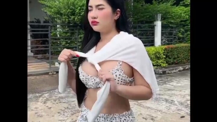 jangan di tutupin dong, jadinggak keliatan kan🤨🤨🧐