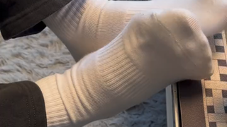 อดีตแฟนทำทุกวิถีทางเพื่ออยู่ที่บ้านฉัน ถึงขั้นสวมถุงเท้าขาวเลย...