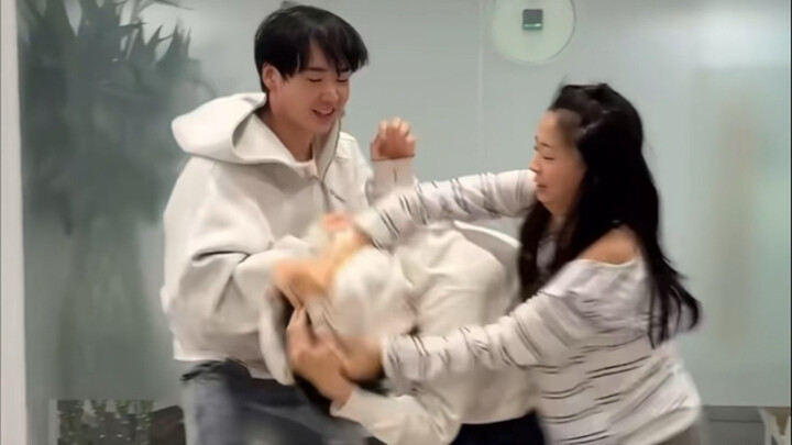 【ทีมหวังหวัง & โจวเค่อเหริน】สองนางฟ้าตัวร้ายจู่โจมผู้กำกับดนตรีอย่างหนัก