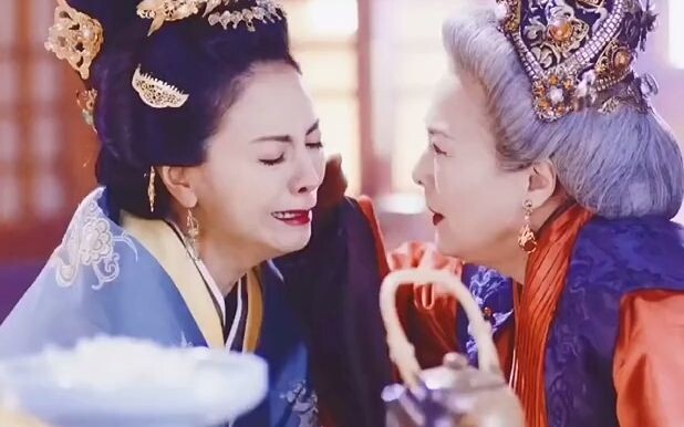 أخيرًا عرفت لماذا لي تشانغليه واثق بنفسه إلى هذا الحد! لا عجب أنها السيدة العجوز تشي يون، إنها حقًا 