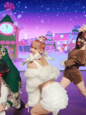 Lisa finally dances! MONEY Christmas special stage! #Lisa #money