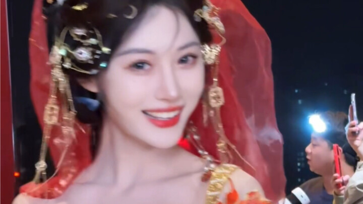 الجد شايف بعينيه مليانة الدهشة!