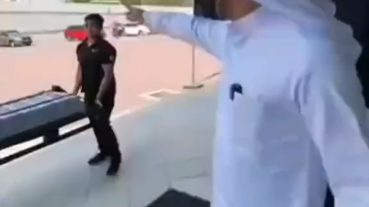 บรรยากาศซื้อรถของเศรษฐีดูไบ ช่างหรูหราอลังการจริงๆ “เศรษฐีดูไบ” “เศรษฐีตะวันออกกลาง”