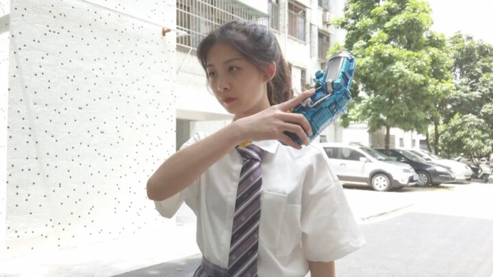 Gadis sekolah menengah berubah menjadi Kamen Rider build Rouge/Honest Man/Crocodile Tyrant