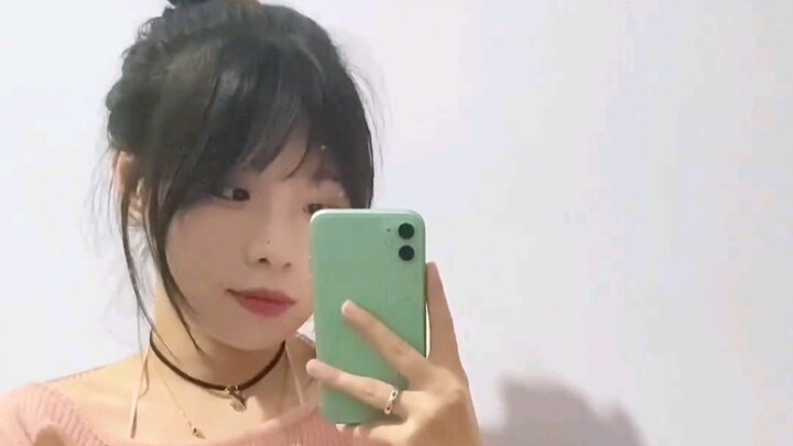 Cô gái nhỏ dễ thương lại gợi cảm