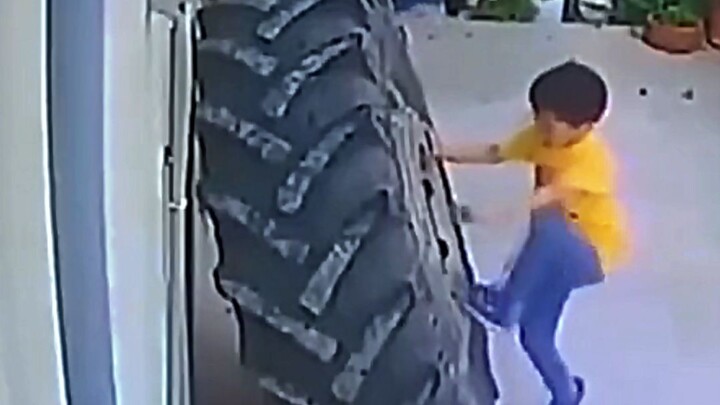 Khoảnh khắc đứa trẻ nghịch ngợm tự chuốc họa vào thân