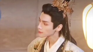 "Sư phụ, người là ai? Có phải người đã khiến Đường Lập Tứ nhà ta nôn ra máu không?"