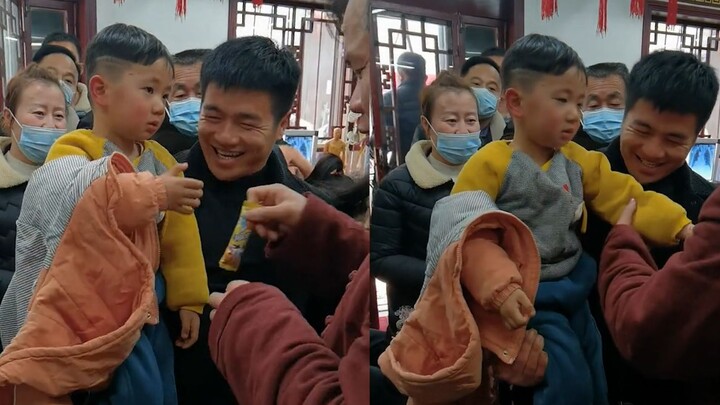 Hebei kid accidentally dislocates arm; doctor uses lollipop "temptation" for instant reduction: didn