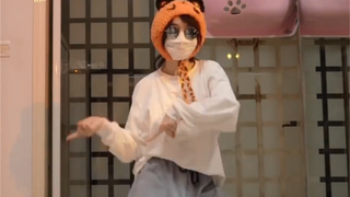 عندما ترقص الملاك الصغير هانسر على موسيقى الخلفية الخاصة بها~