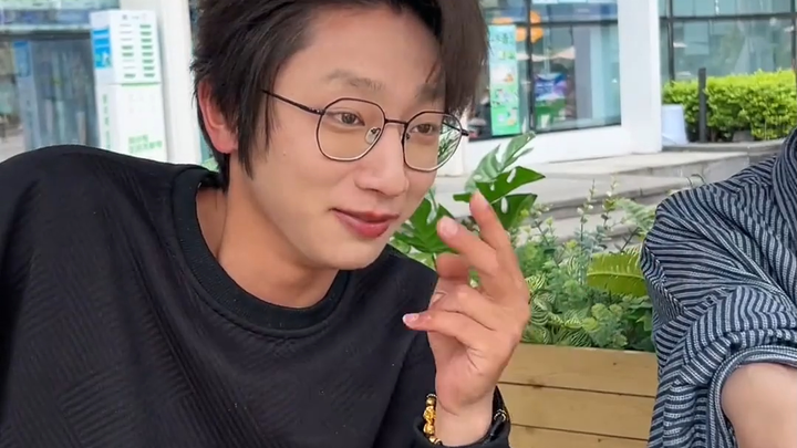 أخي الصغير، أعرني فمك.