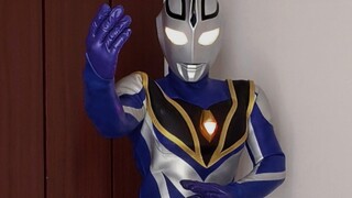 Membuka kotak dan mencoba casing kulit Ultraman Aguru