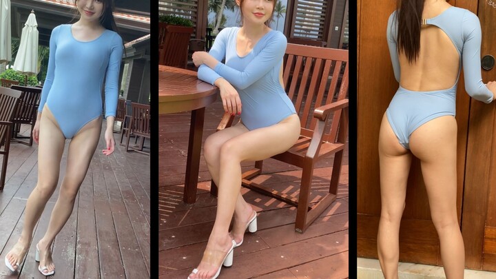 ชุดว่ายน้ำวันพีซสีฟ้า รองเท้าส้นสูงสีขาว