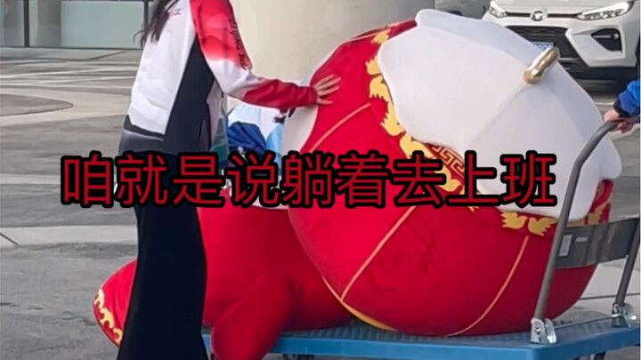 Tuyết Dung Dung ngày cuối cùng làm việc của YMP, trên đường đi làm Dung Bảo cứ rung chân suốt.