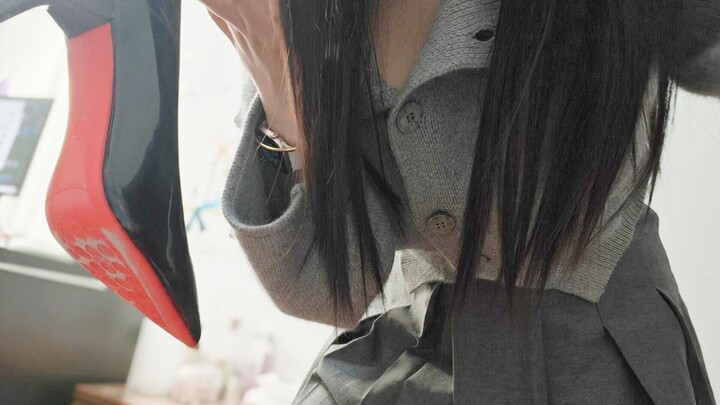 Hèn hạ! Lại còn dám nhìn vào đôi giày cao gót của tôi… 😡