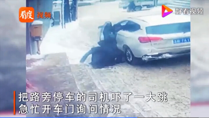 พี่ชายคนหนึ่งลื่นล้มข้างรถ รีบอธิบายทันทีว่า “ฉันล้มเอง ไม่ได้แกล้งทำเพื่อเรียกร้องค่าเสียหาย”