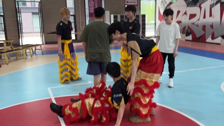 [الهوية الخامسة] تسليط الضوء على خطأ تشنغ يان في رقصة الأسد