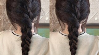 A must-have for flat heads 👏 A low ponytail hairstyle with a girly, textured look