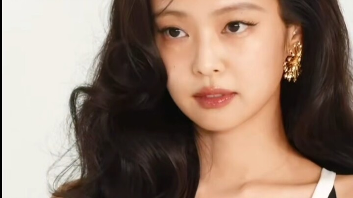 Not a single ugly outfit… Chanel’s Korean runway show featured over 30 celebrity guests.