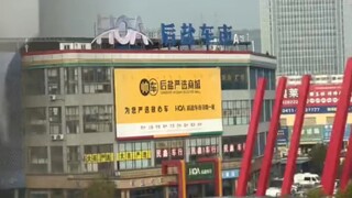 他不知道你在哪节车厢，只知道一直挥手你就会看到