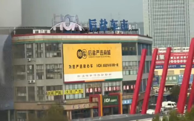 他不知道你在哪节车厢，只知道一直挥手你就会看到
