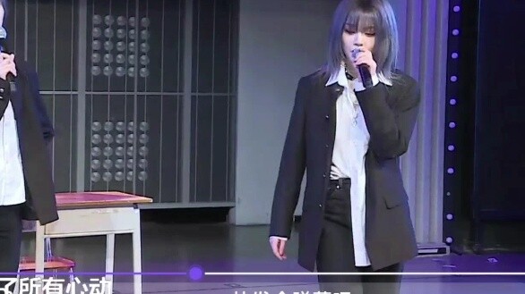 Let's see the difference between Ruirui holding hands with other people and Coco