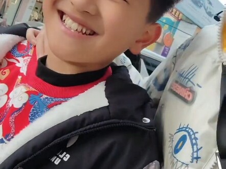 الأب والابن يشتريان كتابًا، وعندما يحصل الصغير شياو شاو بينغ على الكتاب، لا يستطيع إخفاء ابتسامته.