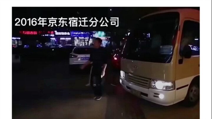 Adegan ini memenuhi semua imajinasi saya tentang kembalinya orang kaya ke kampung halaman.