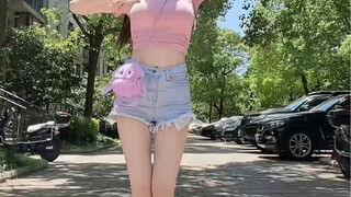 Gadis "Madu" Cyndi Wang menari di bawah sinar matahari