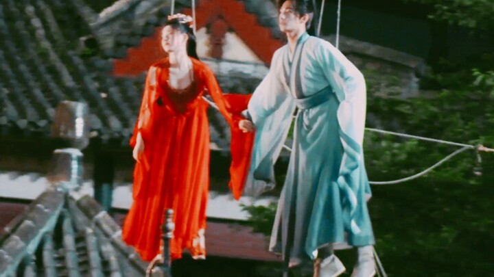 Help! They’re totally flirting, aren’t they? Their linked fingers look so natural!!