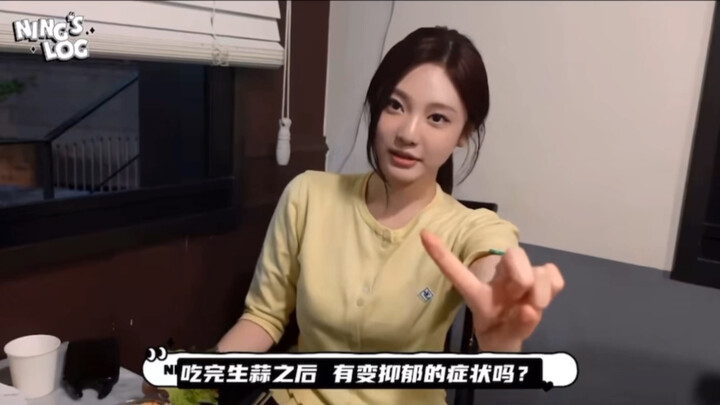 Haha, cô nàng đến từ Đông Bắc — Ninh Nghệ Trác — lại thích ăn tỏi sống; hóa ra là vì sau khi ăn tỏi 