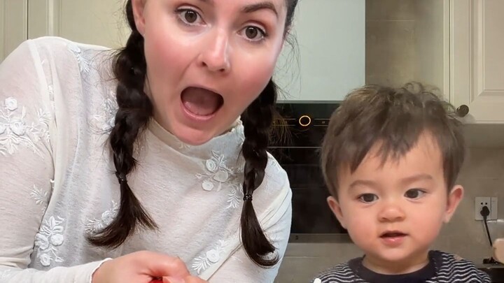 บล็อกเกอร์อเมริกันสาธิตวิธีทำข้าวหน้าไข่เจียวมะเขือเทศแบบต้นตำรับ