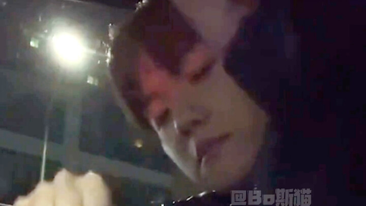 【EXO】Byun Baekhyun trực tuyến “lăng xê” Rover – Livestream hát bài mới cho Kim Jongin!