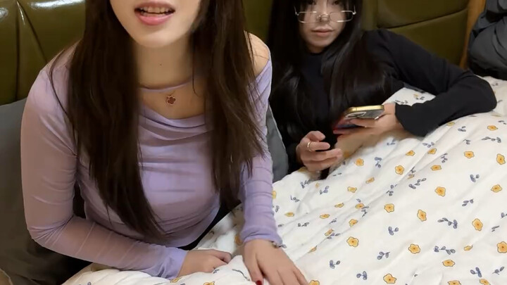 تحدي النوم في غرفة واحدة مع صديقتي وصديقتها المقربة!