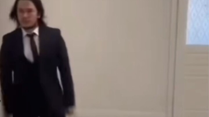 Foreign guys imitate the walking posture of stars such as Jackie Chan