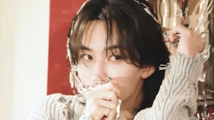Khi Yoon Jeonghan được khen đẹp trai.....