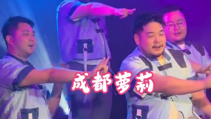 Round face + slightly chubby + thick beard = I’m Chengdu’s little cutie