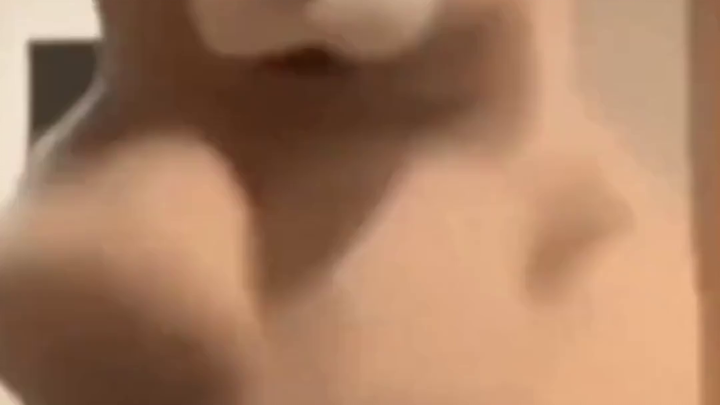 Blogger Eropa-Amerika menemukan benda berwarna hijau berbentuk potongan saat makan pangsit, langsung