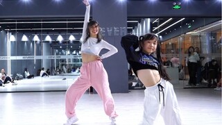 【饭饭Twinkle】这就是满级小孩么，9岁妹妹大跳金请夏《PLAY》这比和帅哥跳舞还开心呢