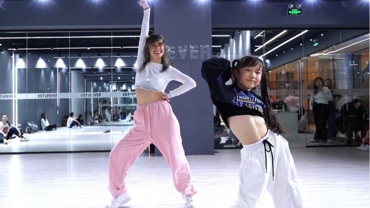 【饭饭Twinkle】这就是满级小孩么，9岁妹妹大跳金请夏《PLAY》这比和帅哥跳舞还开心呢