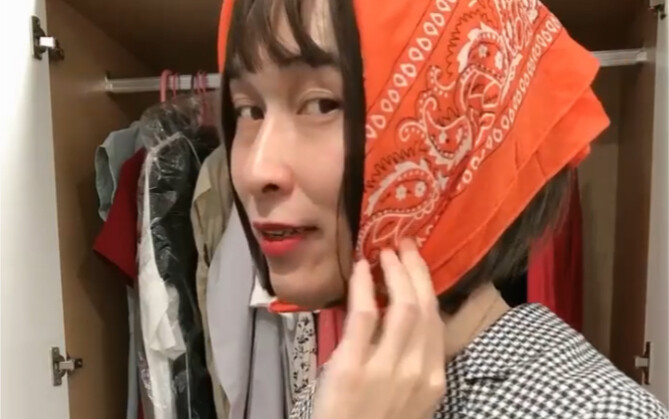 Syal persegi yang dijual di toko saya, satu potong bisa dipakai seperti enam! (Ada orang yang benar-