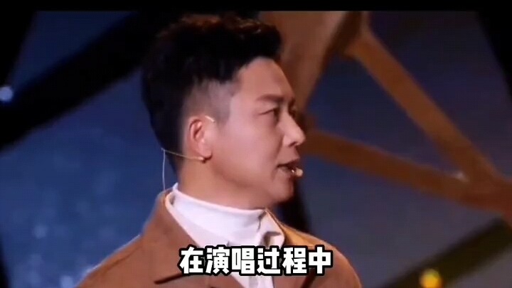 摸亲儿子手，却被网友质疑"