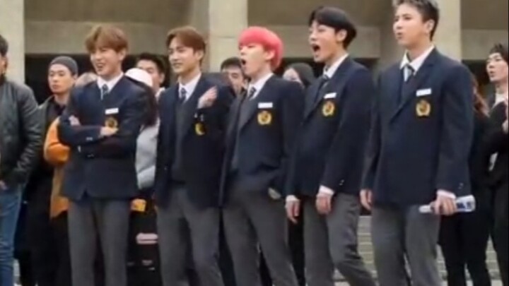 【A.C.E】在街上看粉丝翻跳自己舞时的反应（可以这么棒吗？！）