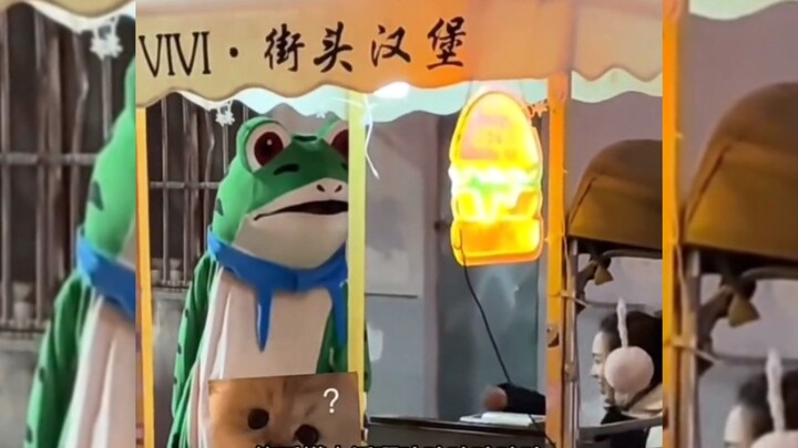 Nhân vật rối ếch dường như sắp trở thành một loài sinh vật mới trên đường phố rồi.