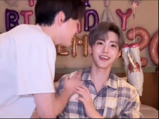【NCT DREAM】Rau củ chiên tụ hội trong buổi livestream mừng sinh nhật Jaemin – Mọi người cùng chúc mừn