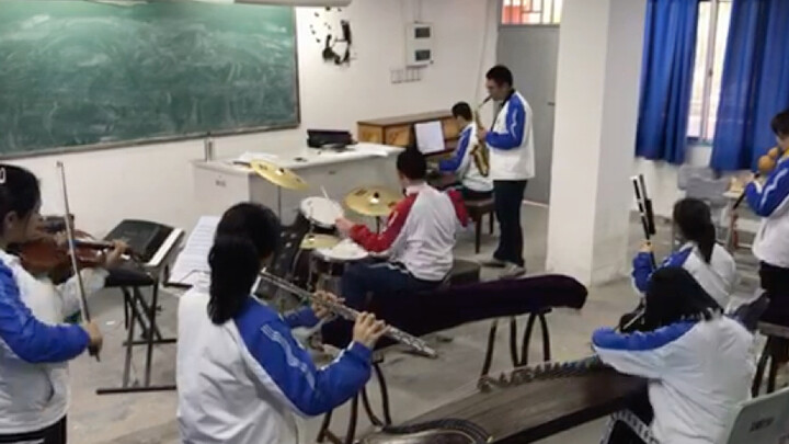 [Music]A group of students playing <Uchiage Hanabi>